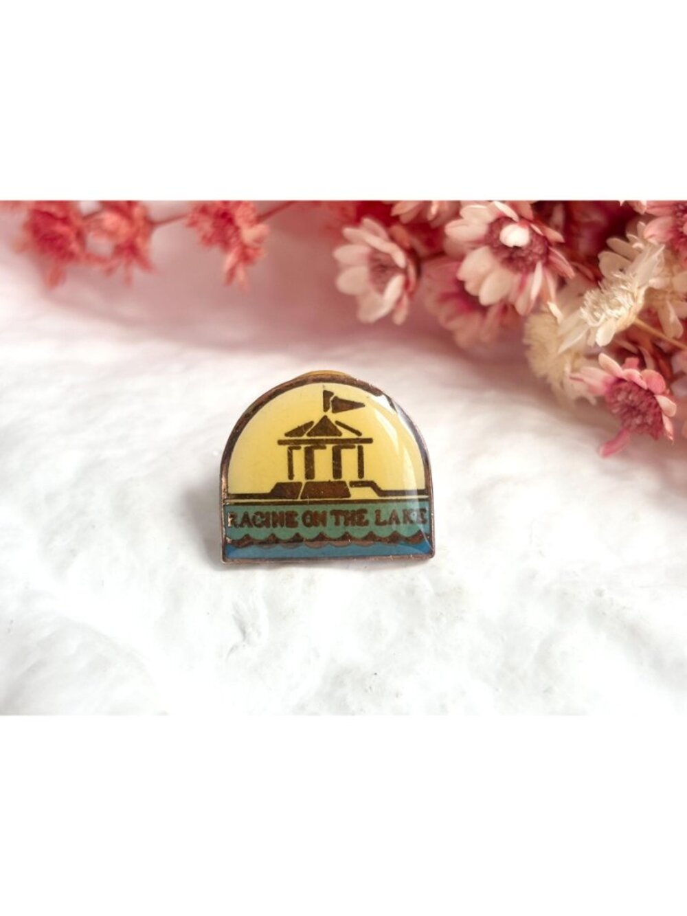 Racine On the Lake Wisconsin Boating Enameled Vintage Gold Toned Lapel Pin - Picture 6 of 12